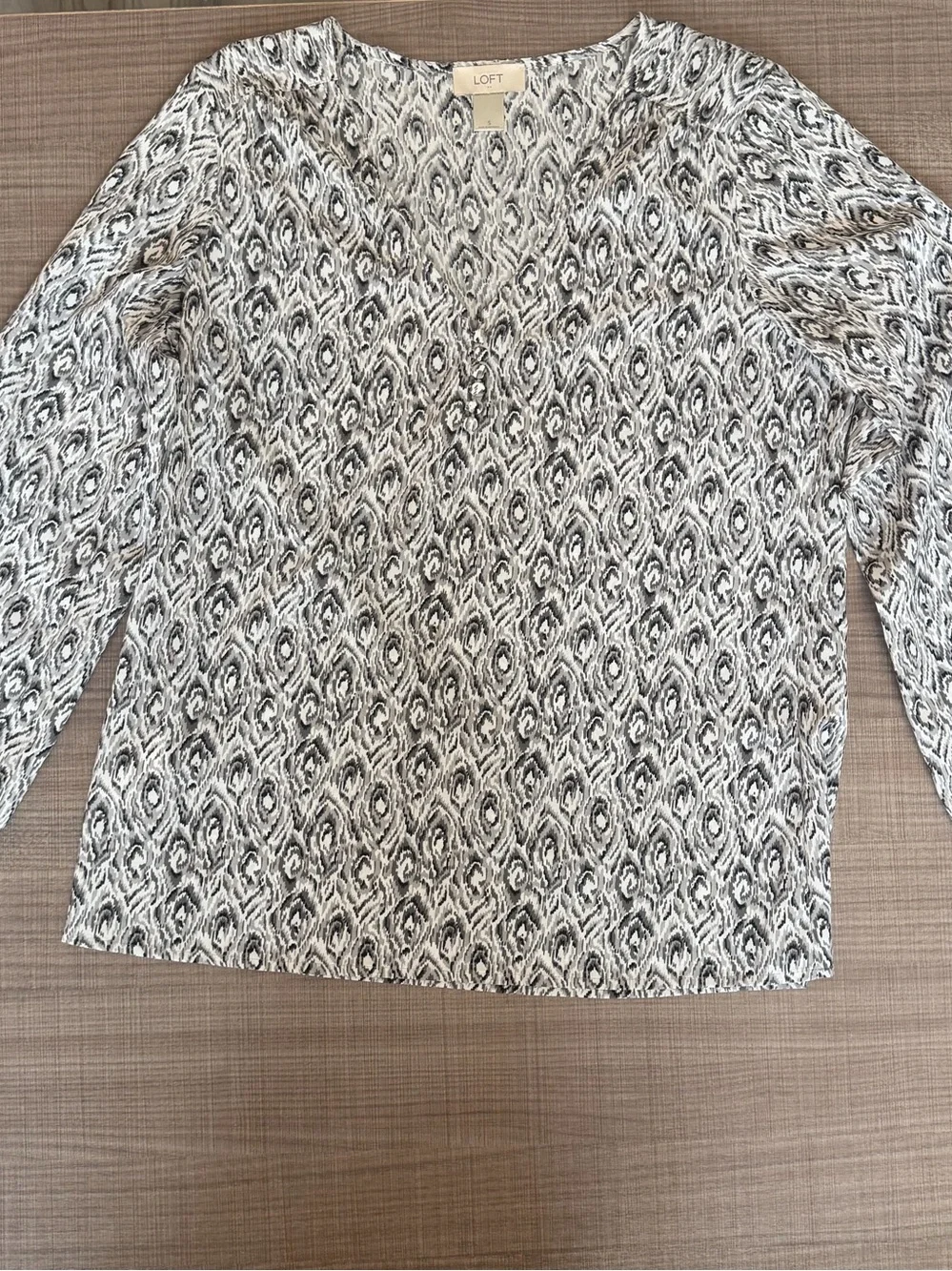LOFT Black & White Printed Long-Sleeve V-Neck Blouse Size S